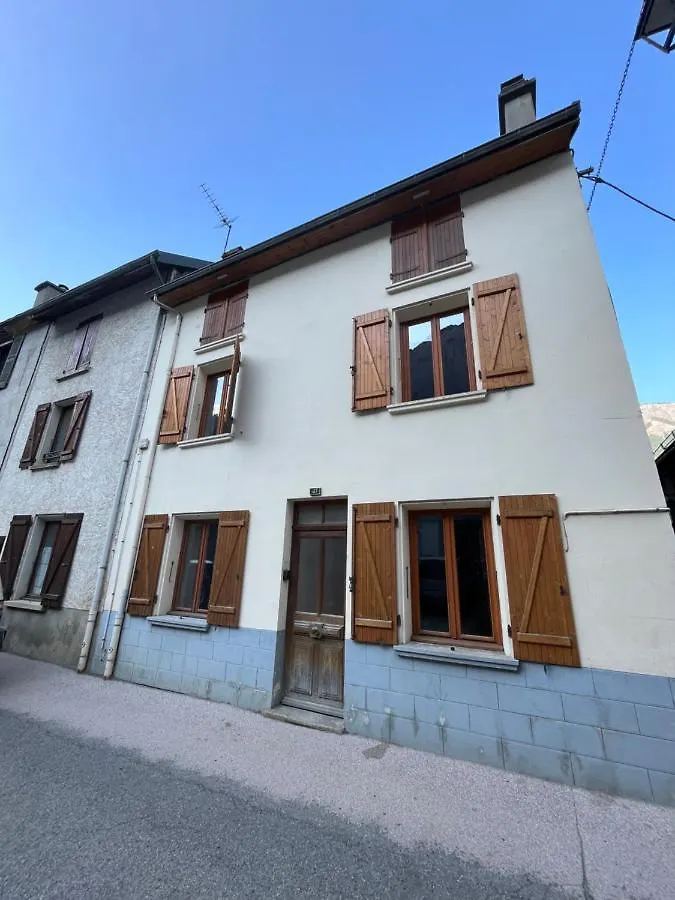 הוילה Le Bourg-dʼOisans Townhouse The Granary Bourg D'Oisans 0*,  צרפת